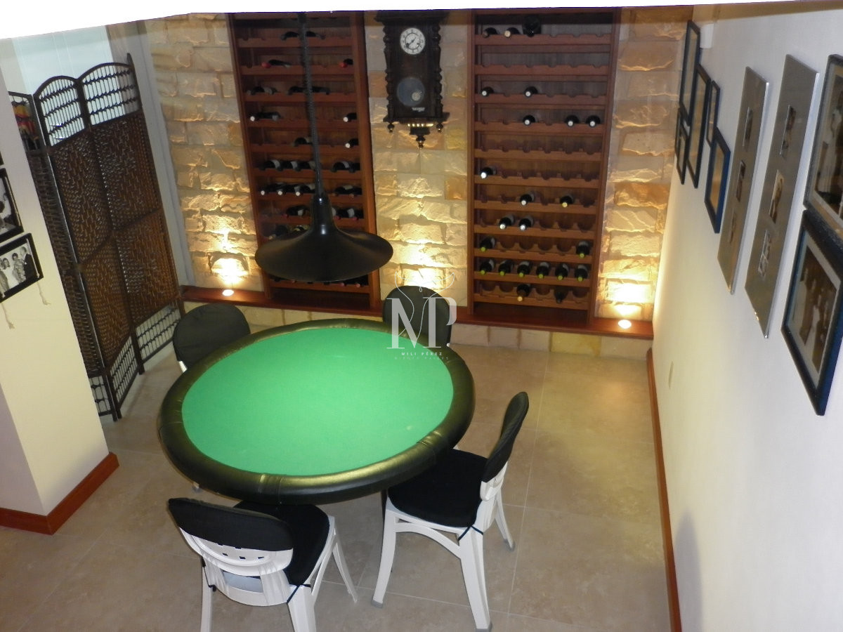 Casa ID.103 - Casa de 5 dormitorios en venta en Punta del Este.-