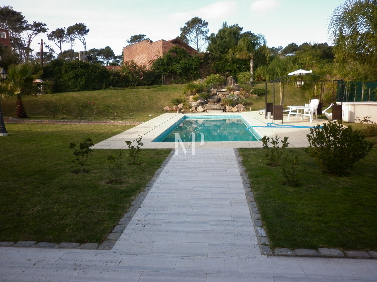 Casa ID.103 - Casa de 5 dormitorios en venta en Punta del Este.-