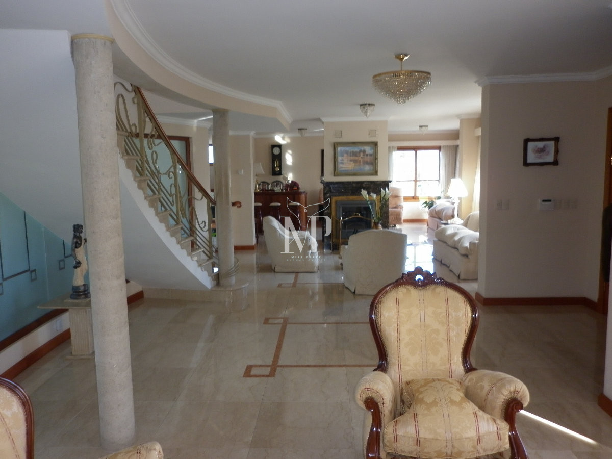 Casa ID.103 - Casa de 5 dormitorios en venta en Punta del Este.-