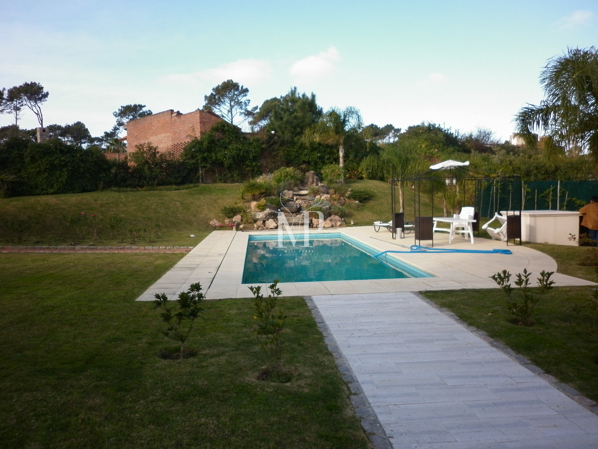 Casa ID.103 - Casa de 5 dormitorios en venta en Punta del Este.-