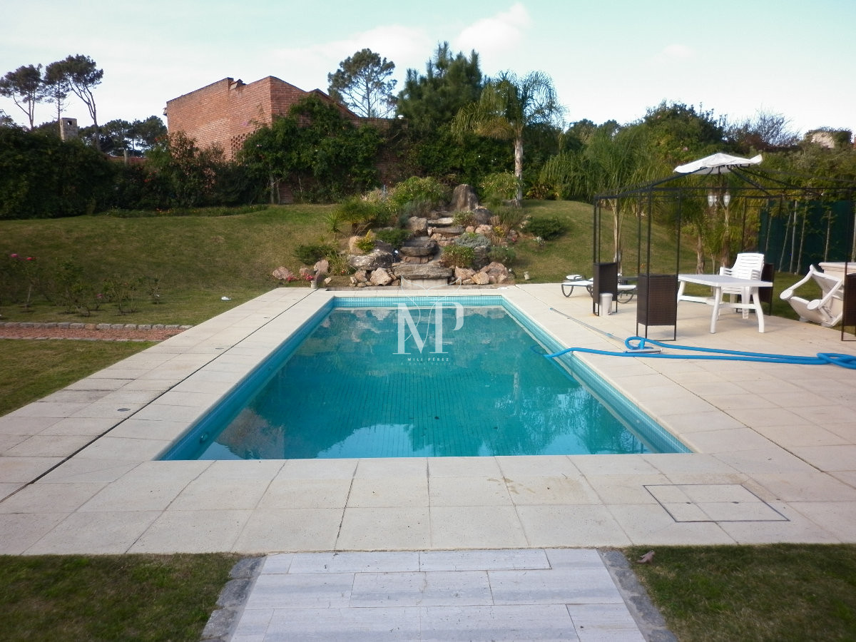 Casa ID.103 - Casa de 5 dormitorios en venta en Punta del Este.-