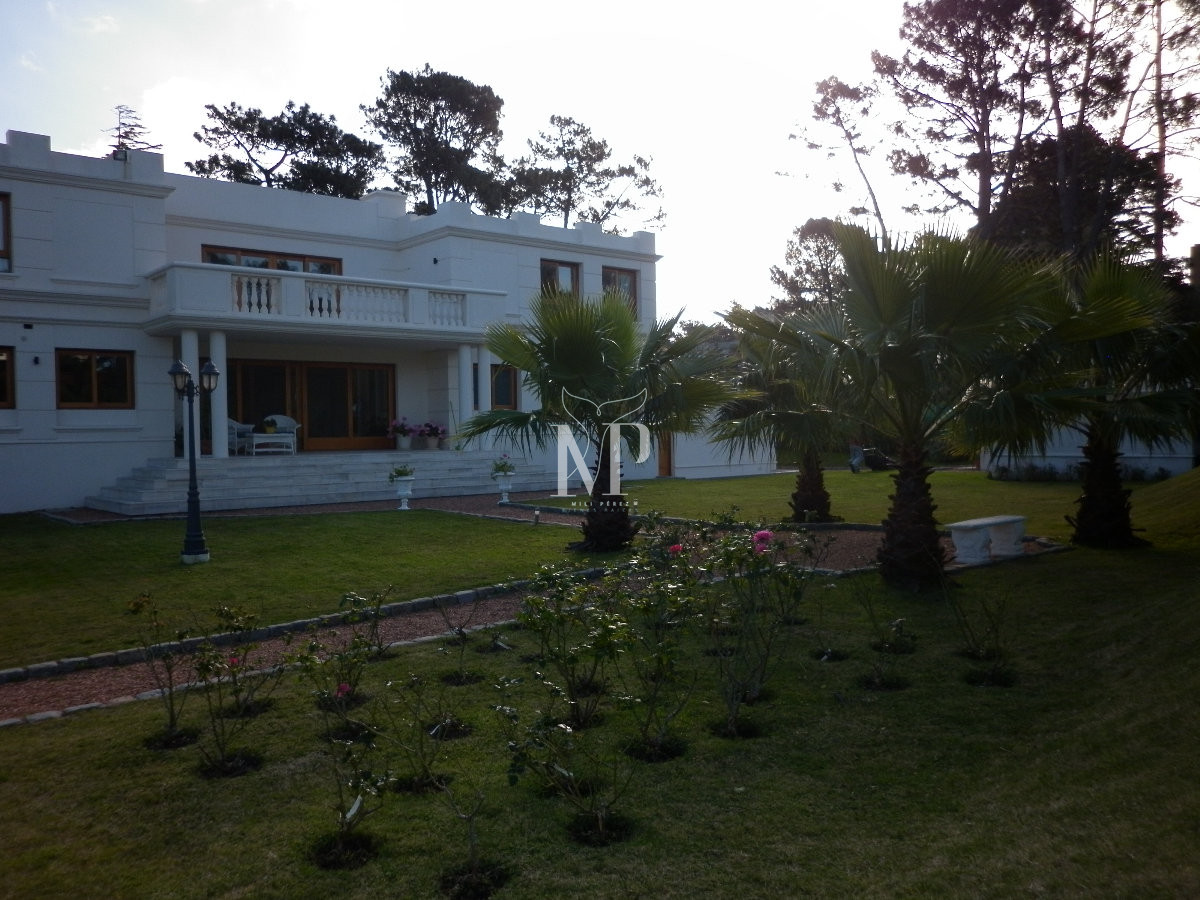 Casa ID.103 - Casa de 5 dormitorios en venta en Punta del Este.-