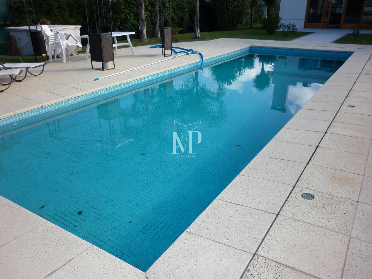 Casa ID.103 - Casa de 5 dormitorios en venta en Punta del Este.-