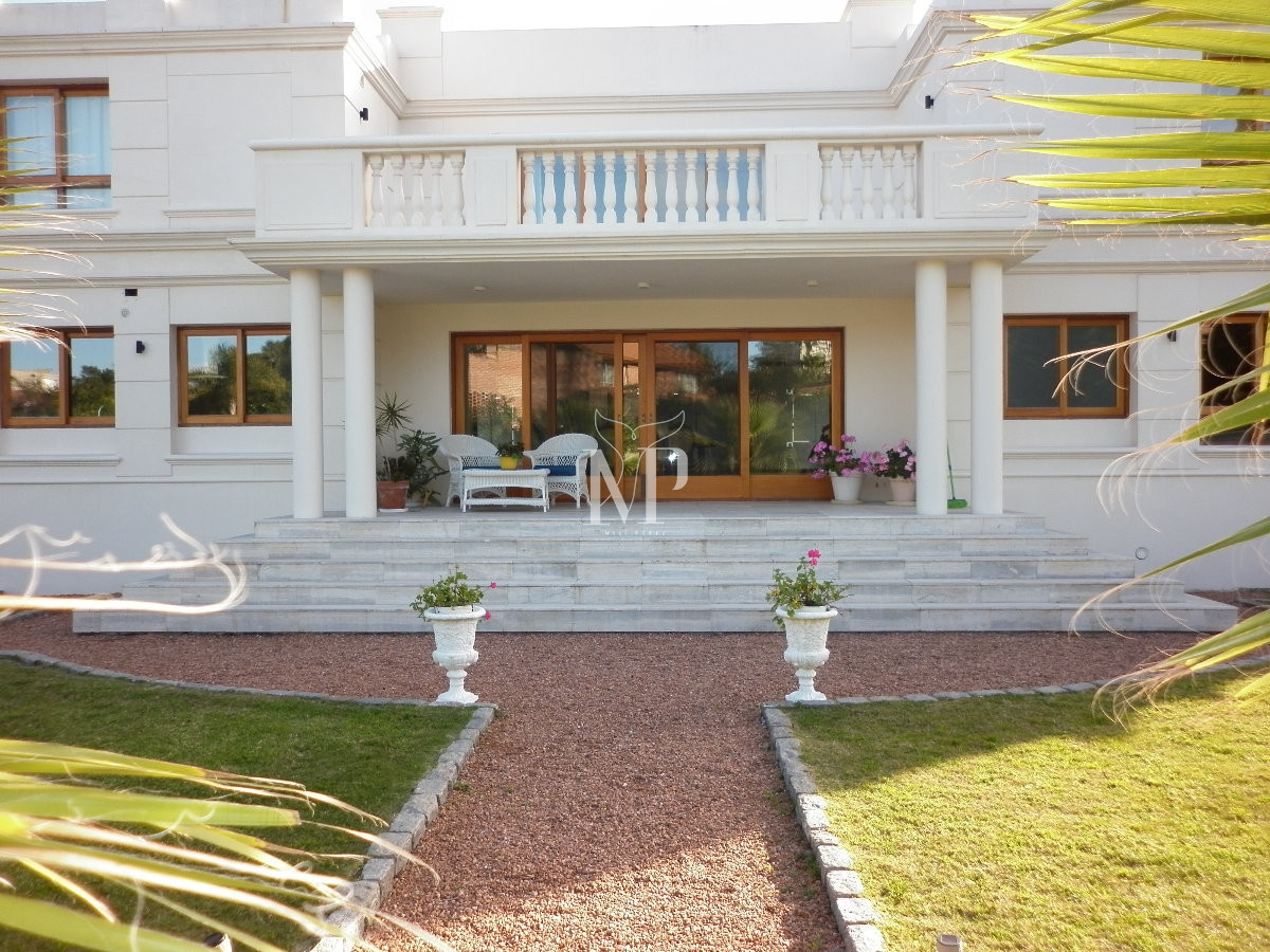 Casa ID.103 - Casa de 5 dormitorios en venta en Punta del Este.-