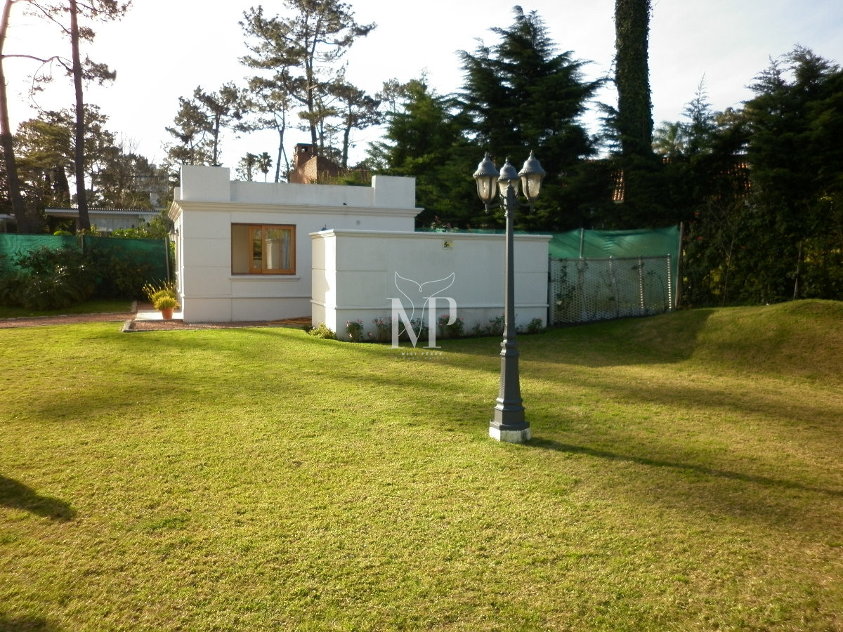 Casa ID.103 - Casa de 5 dormitorios en venta en Punta del Este.-