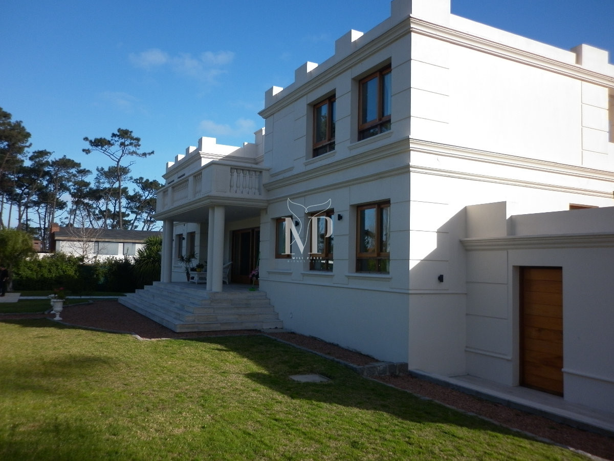 Casa ID.103 - Casa de 5 dormitorios en venta en Punta del Este.-