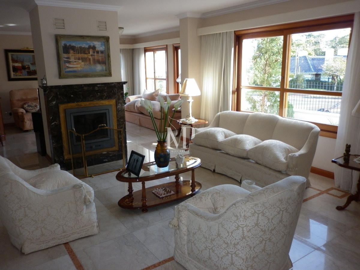 Casa ID.103 - Casa de 5 dormitorios en venta en Punta del Este.-