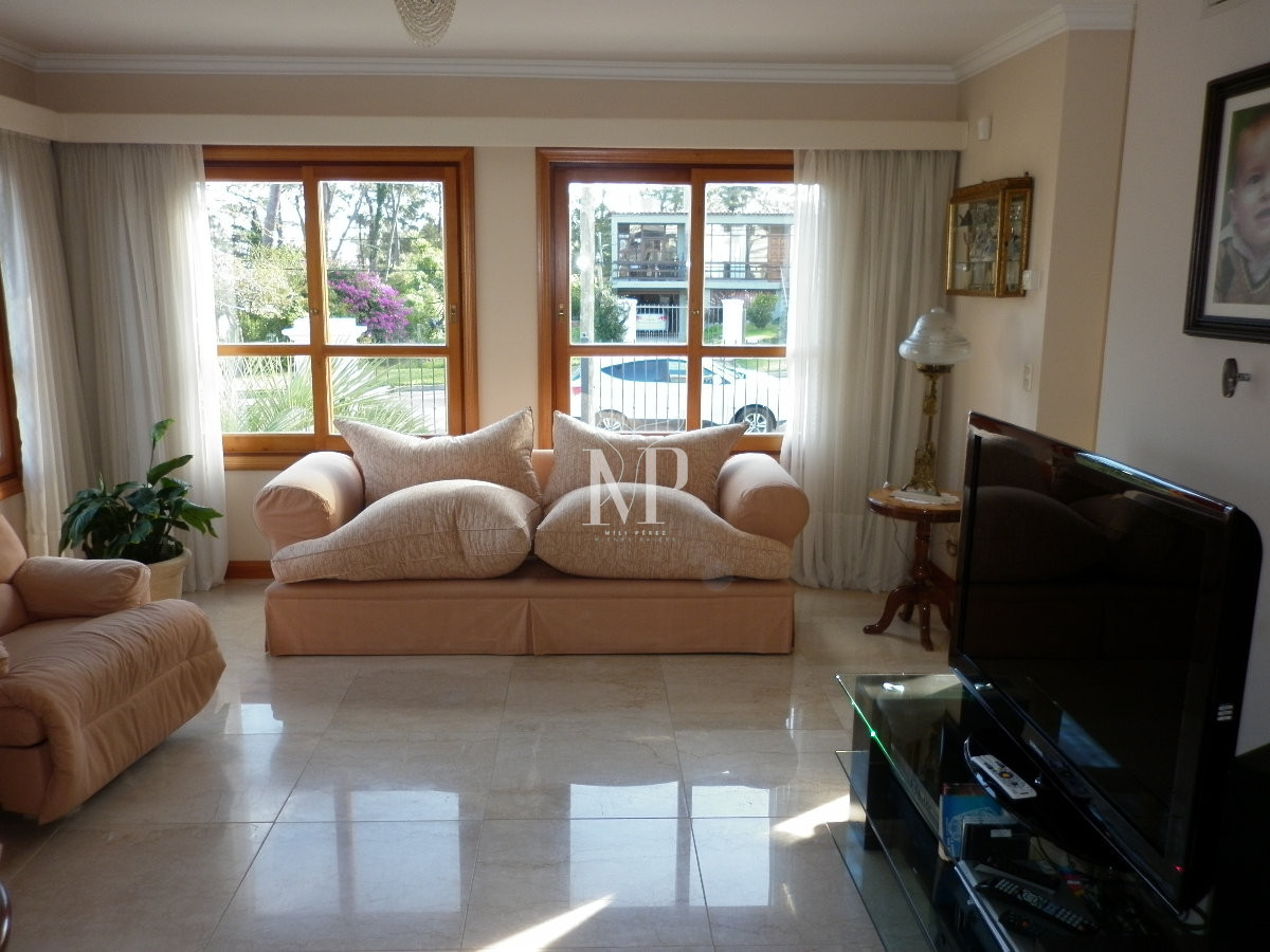 Casa ID.103 - Casa de 5 dormitorios en venta en Punta del Este.-