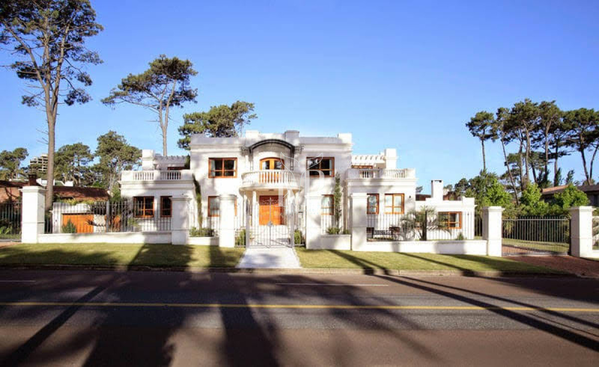 Casa ID.103 - Casa de 5 dormitorios en venta en Punta del Este.-