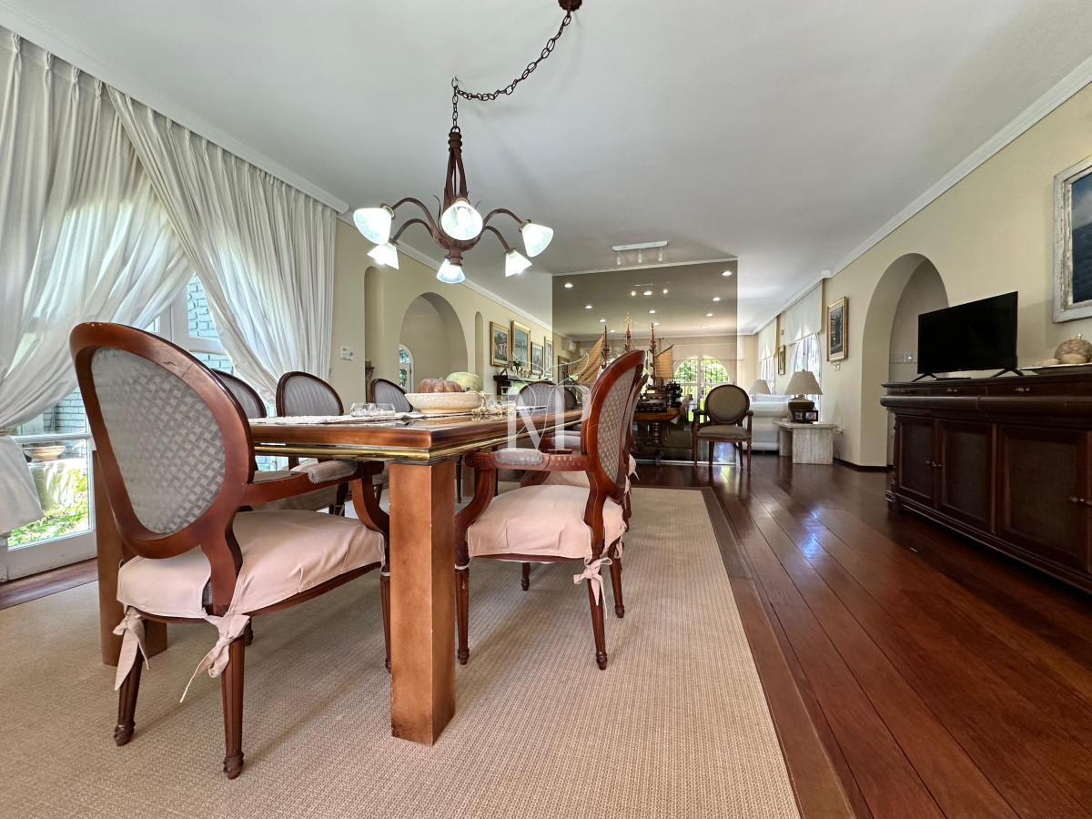 Casa ID.104 - Admirable casa en venta de 4 dorm. y dep. de servicio en Punta del Este