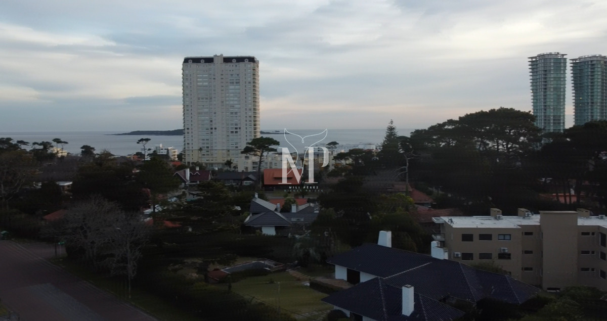 Casa ID.103 - Casa de 5 dormitorios en venta en Punta del Este.-