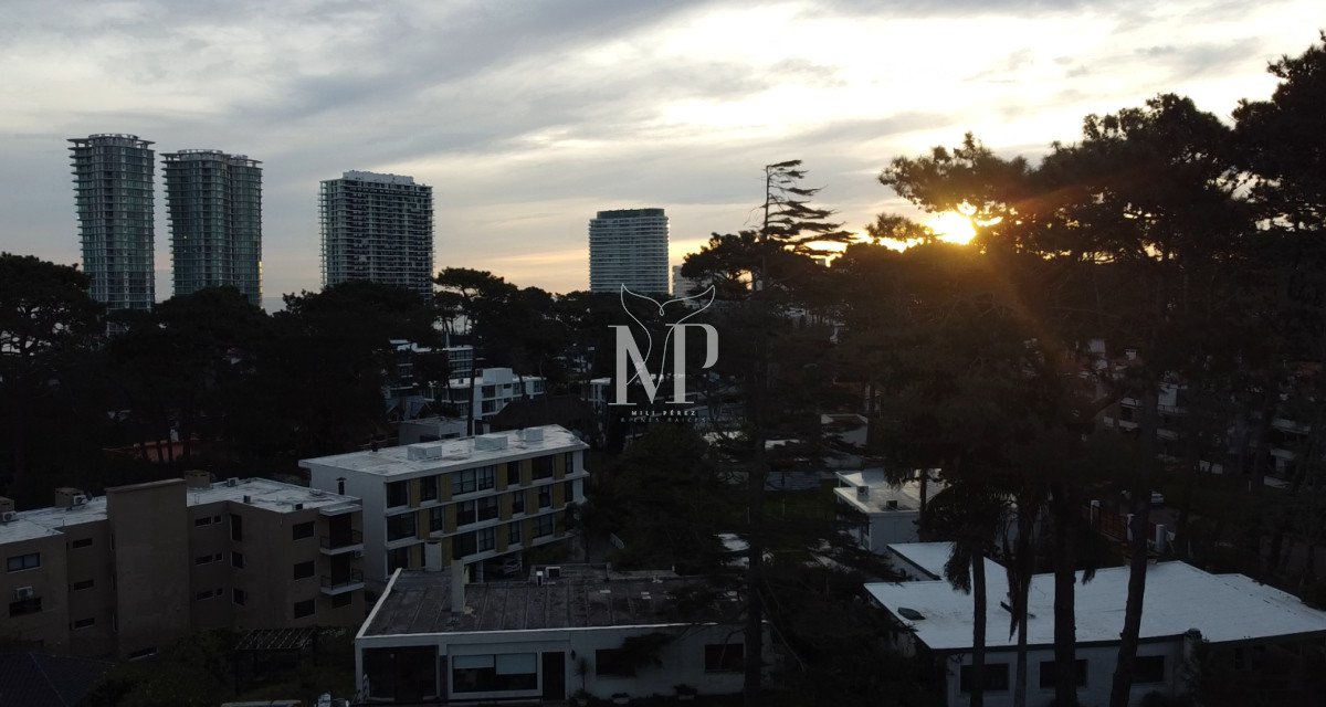 Casa ID.103 - Casa de 5 dormitorios en venta en Punta del Este.-