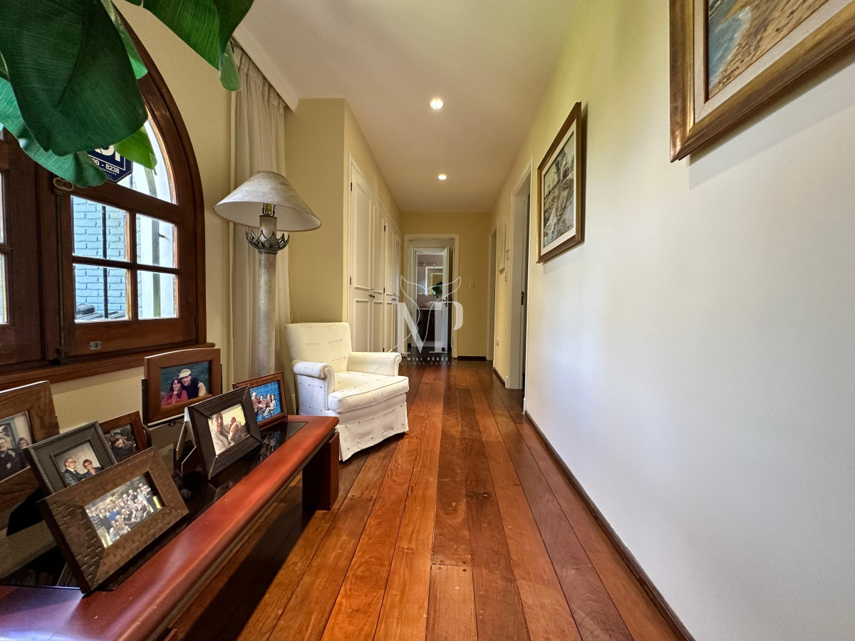 Casa ID.104 - Admirable casa en venta de 4 dorm. y dep. de servicio en Punta del Este