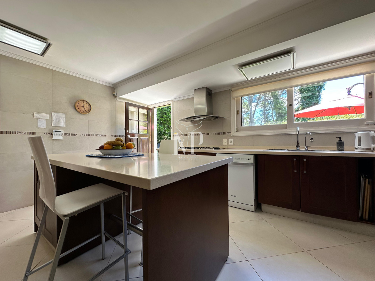 Casa ID.104 - Admirable casa en venta de 4 dorm. y dep. de servicio en Punta del Este