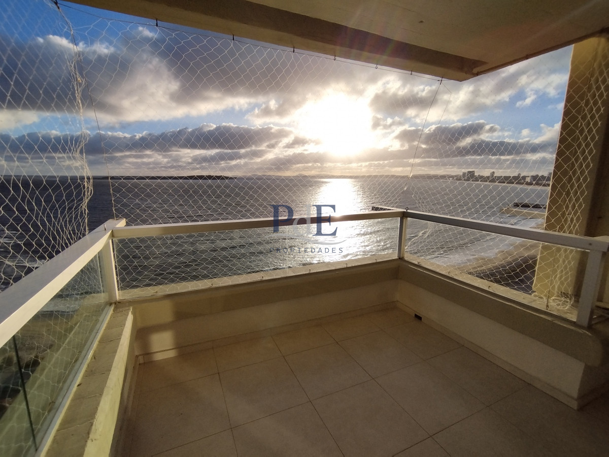 Apartamento en venta frente a playa mansa