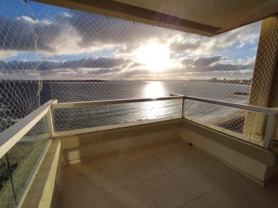 Apartamento en venta frente a playa mansa