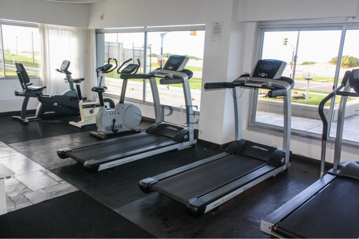  Apartamento de dos dormitorios en venta y alquiler frente al mar Punta del Este - Imagen 44