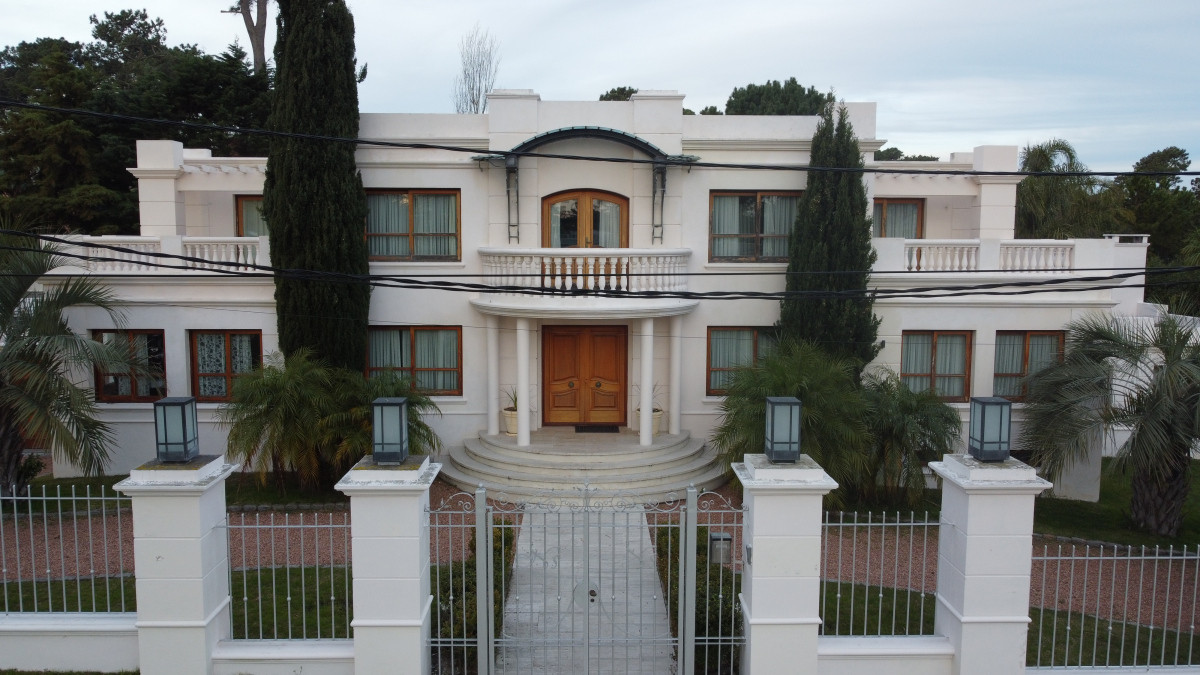 Casa de 5 dormitorios en venta en Punta del Este.-