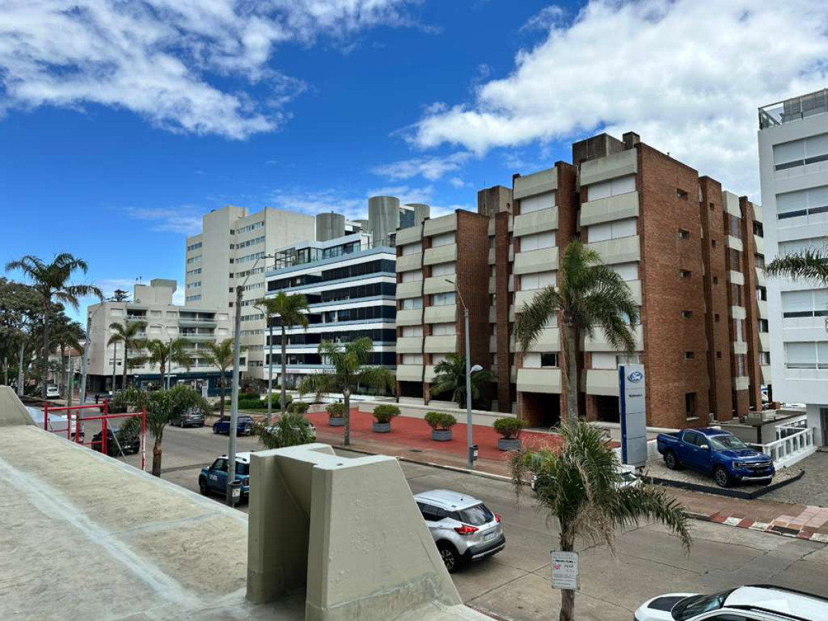 Apartamento ID.2240 - Apartamento de 3 dormitorios en venta y alquiler en Punta del Este