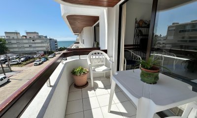 Apartamento de dos dormitorios en venta en Punta del Este.-