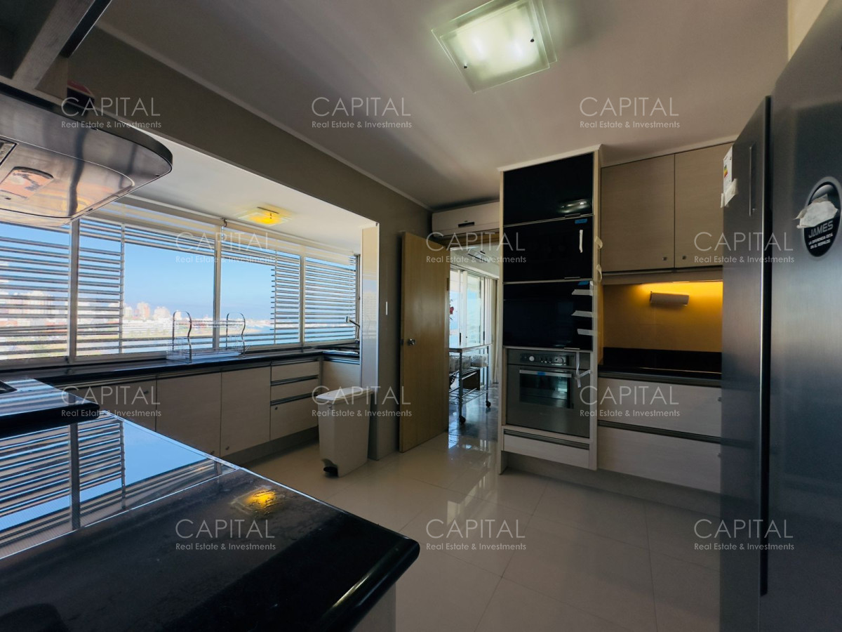 Apartamento ID.37689 - Malecon reciclado, primera linea playa mansa, 3 dormitorios, 1 suite.