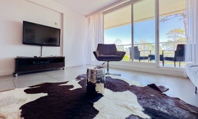 Venta de apartamento de dos dormitorios en Torre YOO Punta.