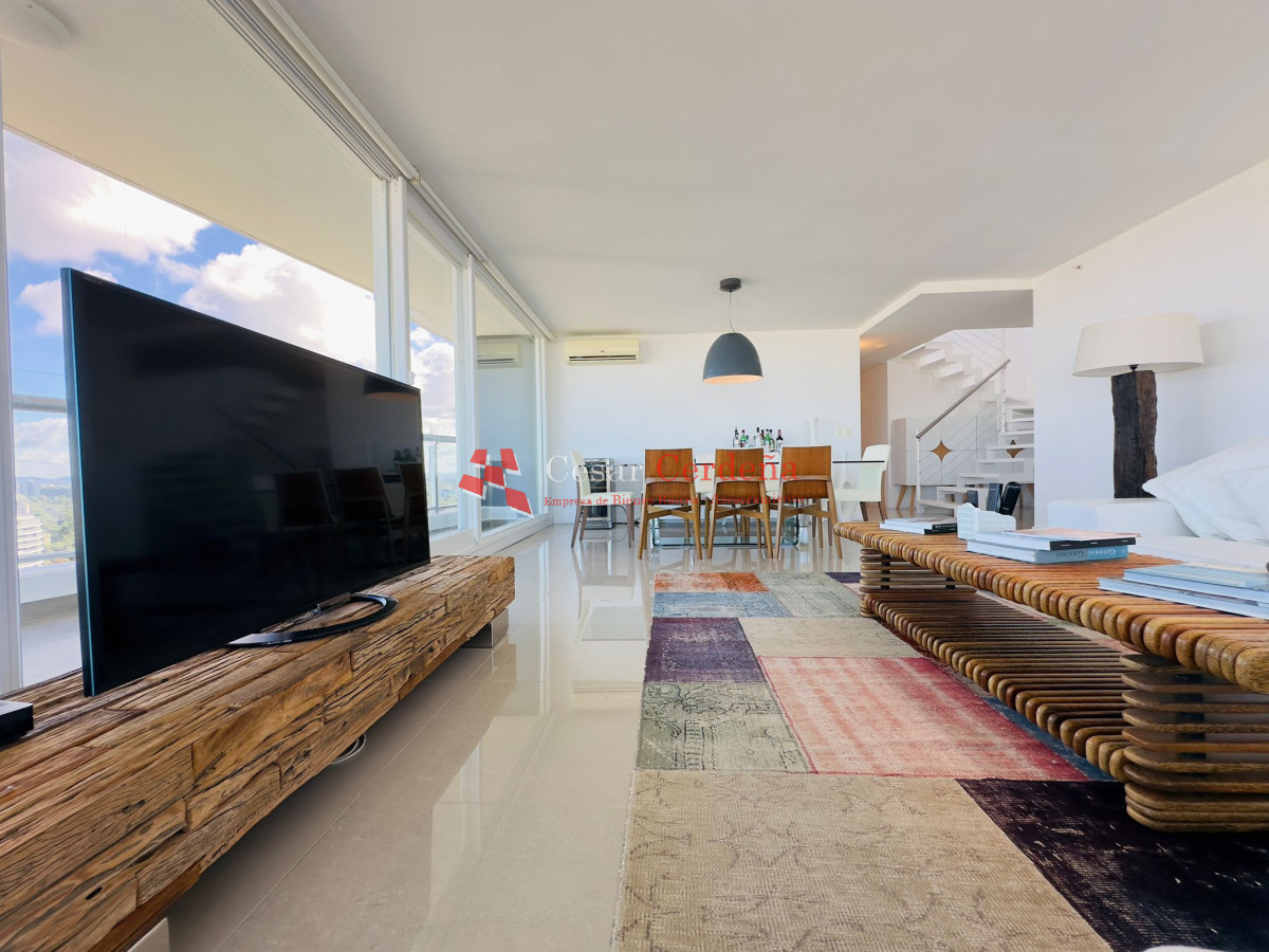 Apartamento ID.1876 - Penthouse en VENTA, 3 dormitorios en suite + Dependencia, vista 180°.