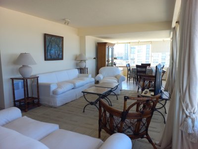 Alquiler de apartamento de tres dormitorios y dependencia en Punta del Este - BZA165323A