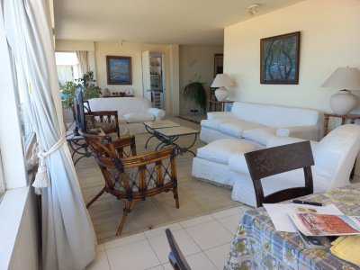 Alquiler de apartamento de tres dormitorios y dependencia en Punta del Este - BZA165323A