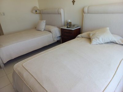 Alquiler de apartamento de tres dormitorios y dependencia en Punta del Este - BZA165323A