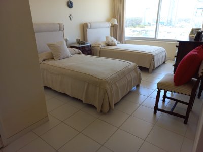 Alquiler de apartamento de tres dormitorios y dependencia en Punta del Este - BZA165323A