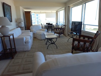 Alquiler de apartamento de tres dormitorios y dependencia en Punta del Este - BZA165323A