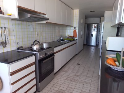 Alquiler de apartamento de tres dormitorios y dependencia en Punta del Este - BZA165323A