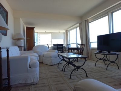 Alquiler de apartamento de tres dormitorios y dependencia en Punta del Este - BZA165323A