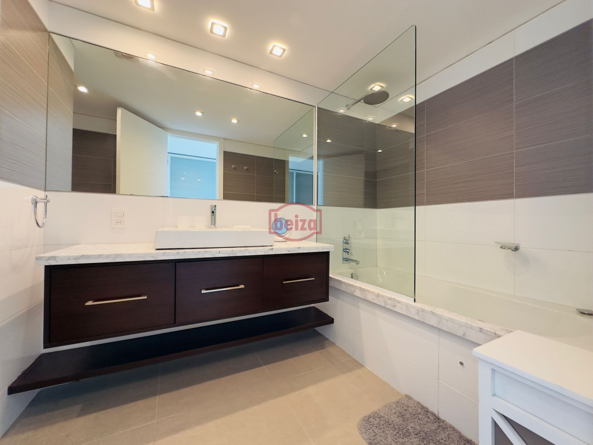 Apartamento ID.166245/Vende-excelente-departamento-3-dormitorios-en-Tunquelen-,-Playa-Mansa,-Punta-del-este - Penthouse en VENTA, 3 dormitorios en suite + Dependencia, vista 180°.