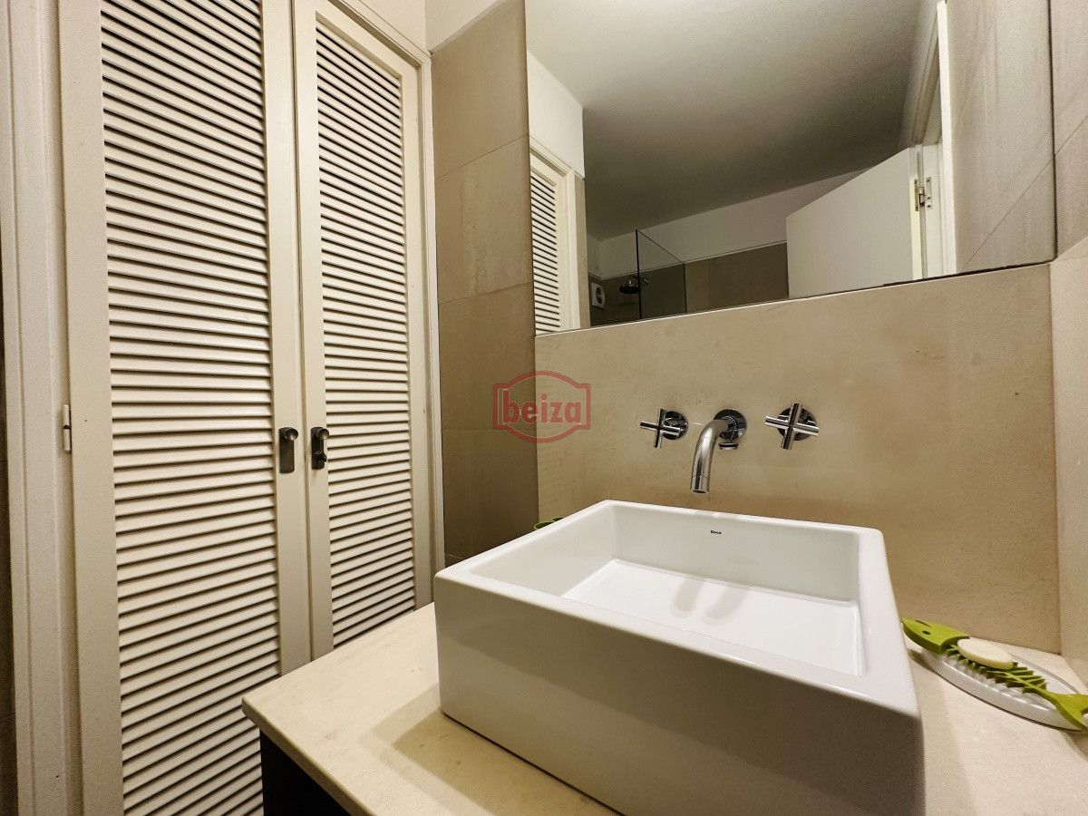 Apartamento ID.165941 - Apartamento en venta y alquiler primera línea de la playa mansa, Punta del Este.