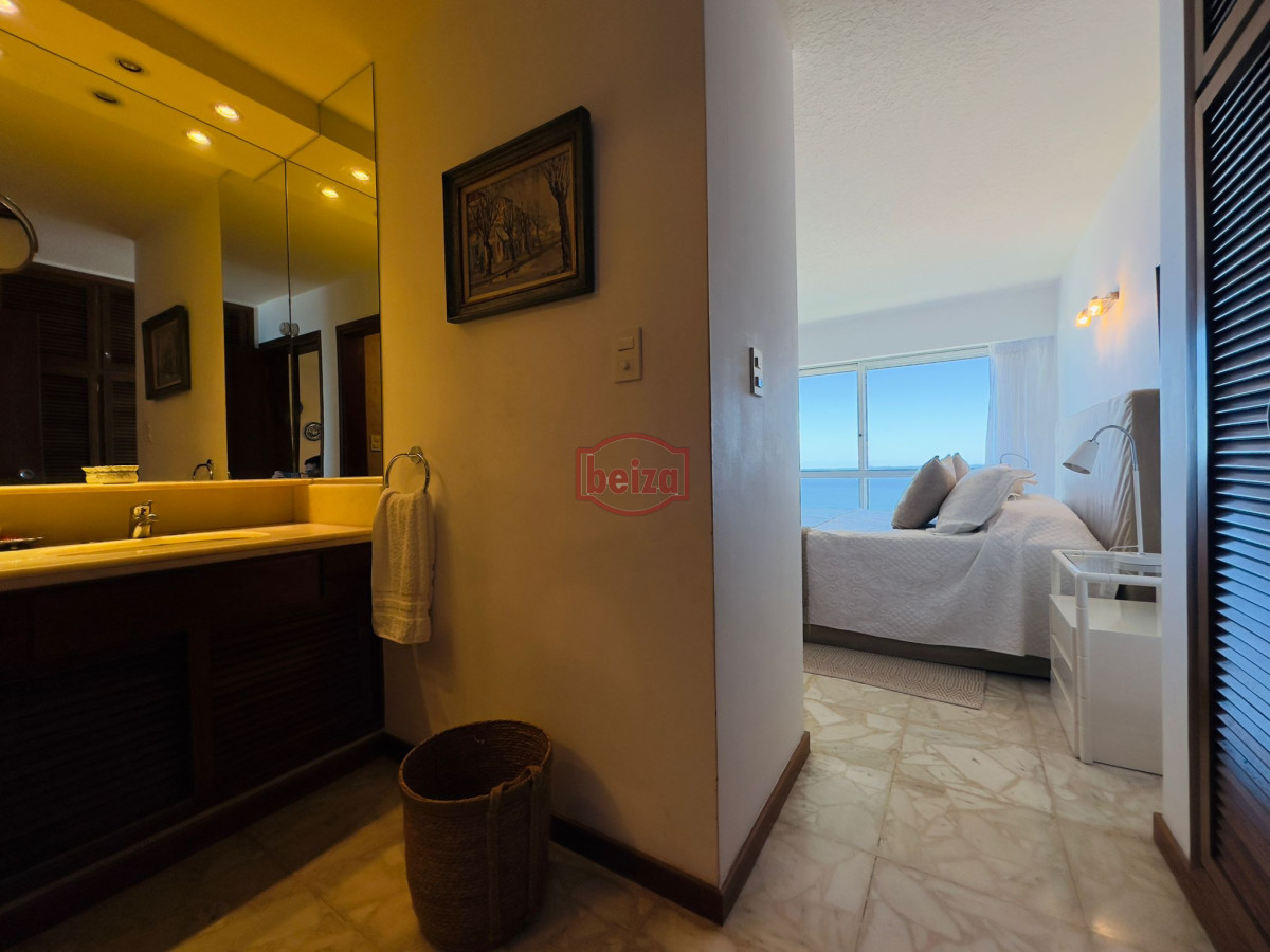 Apartamento ID.165976/Venta-de-apartamento-en-Peninsula,-sobre-el-mar,-Punta-del-Este.- - apartamento en venta y alquiler en playa mansa