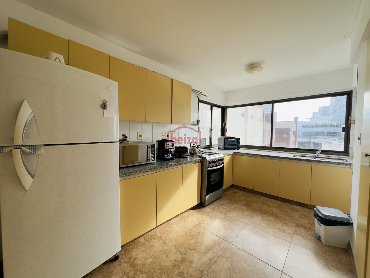 Apartamento ID.167012/Hermoso-apartamento-de-2-dormitorios-y-2-baños - Apartamento en venta, 3 dormitorios, vista al mar, primera linea, playa mansa.