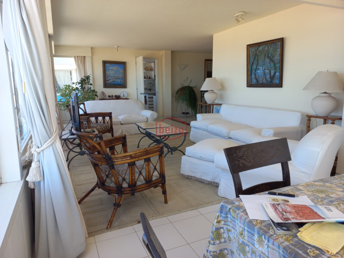 Apartamento ID.165323 - Alquiler de apartamento de tres dormitorios y dependencia en Punta del Este
