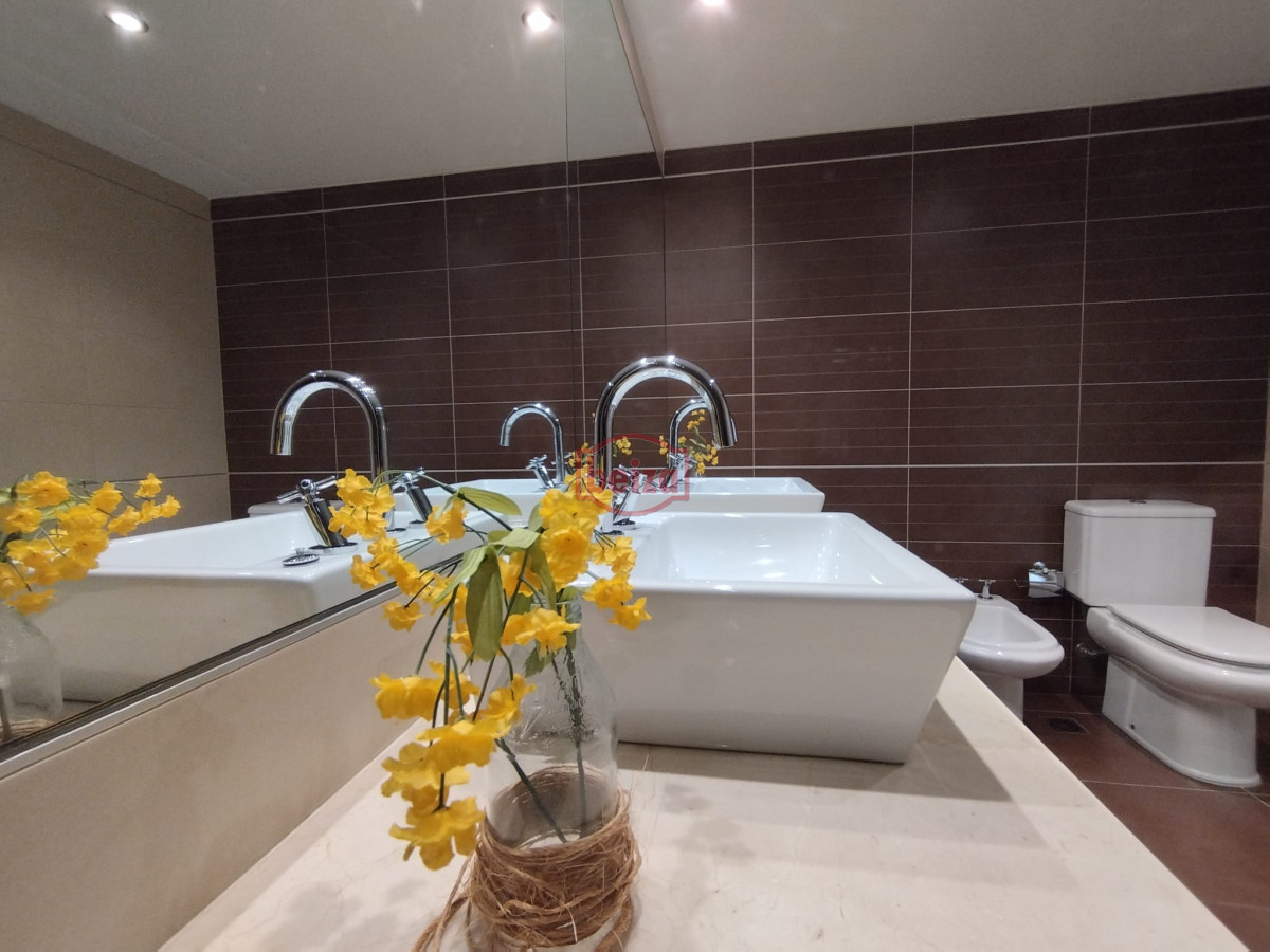 Apartamento ID.166998/Excelente-ubicacion-,-a-2-cuadras-mar -  Apartamento en venta en playa brava de Punta del Este