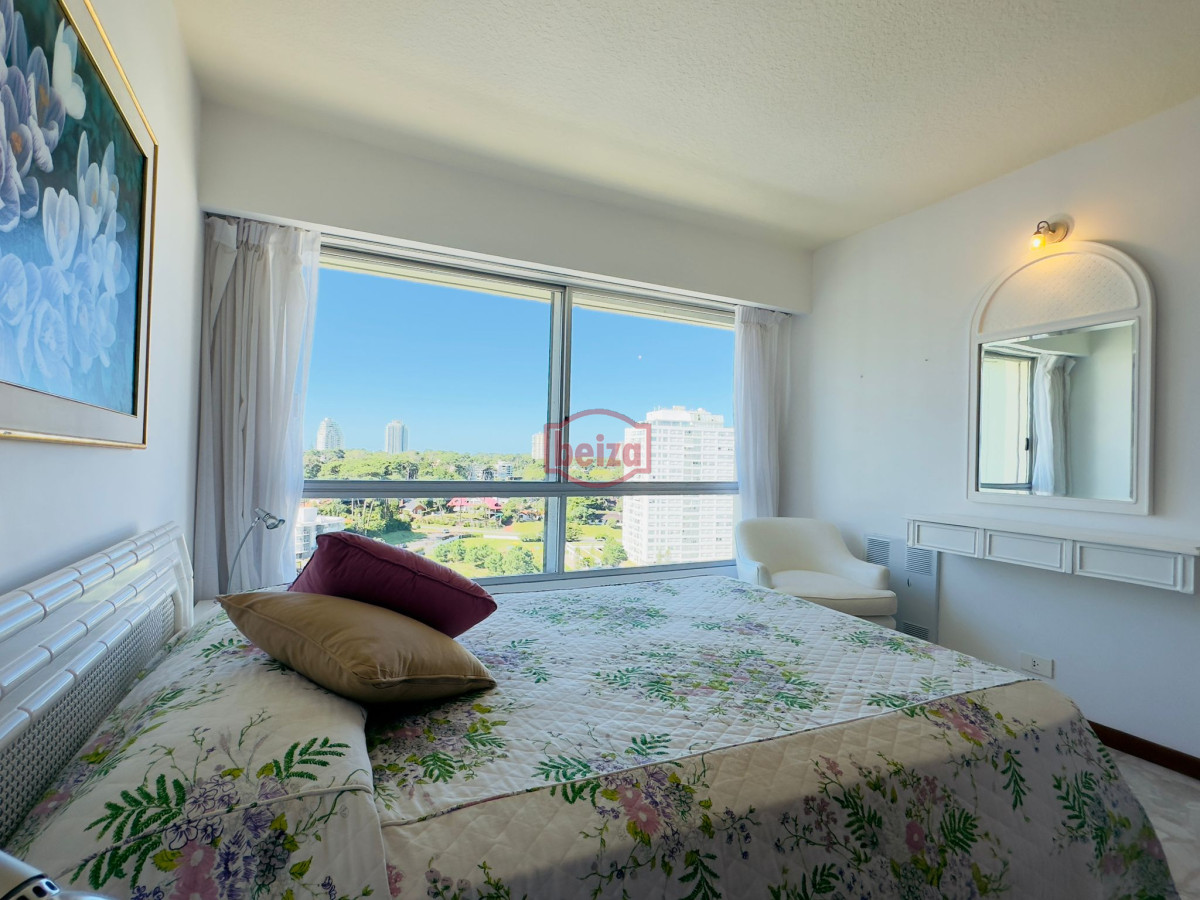 Apartamento ID.165976/Venta-de-apartamento-en-Peninsula,-sobre-el-mar,-Punta-del-Este.- - apartamento en venta y alquiler en playa mansa