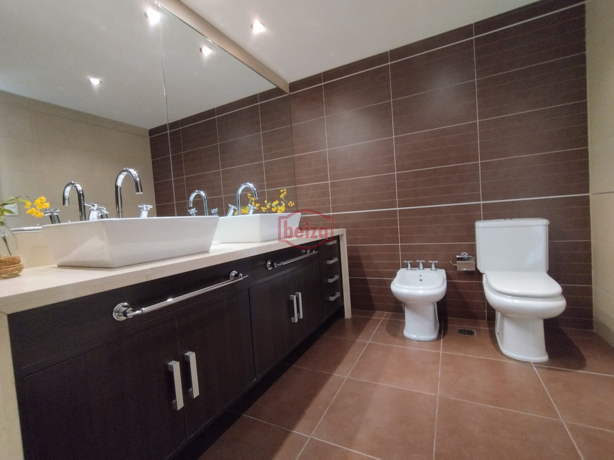 Apartamento ID.166998/Excelente-ubicacion-,-a-2-cuadras-mar -  Apartamento en venta en playa brava de Punta del Este