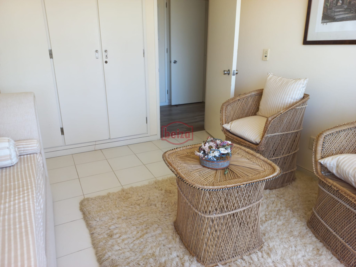 Apartamento ID.165323 - Alquiler de apartamento de tres dormitorios y dependencia en Punta del Este