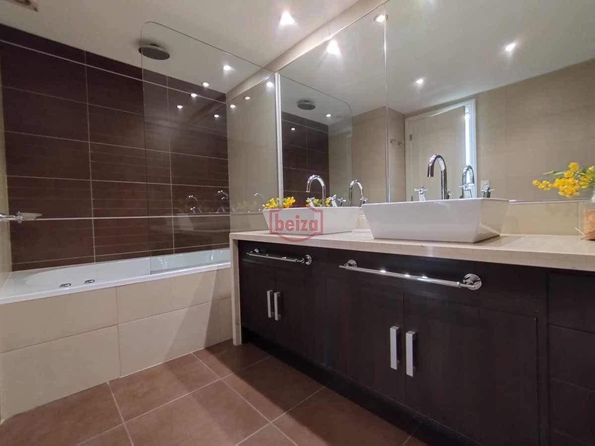 Apartamento ID.166998/Excelente-ubicacion-,-a-2-cuadras-mar -  Apartamento en venta en playa brava de Punta del Este