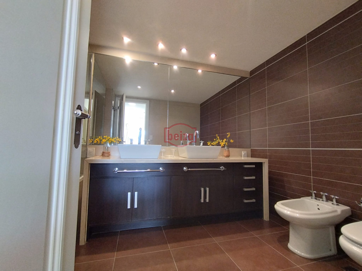 Apartamento ID.166998/Excelente-ubicacion-,-a-2-cuadras-mar -  Apartamento en venta en playa brava de Punta del Este