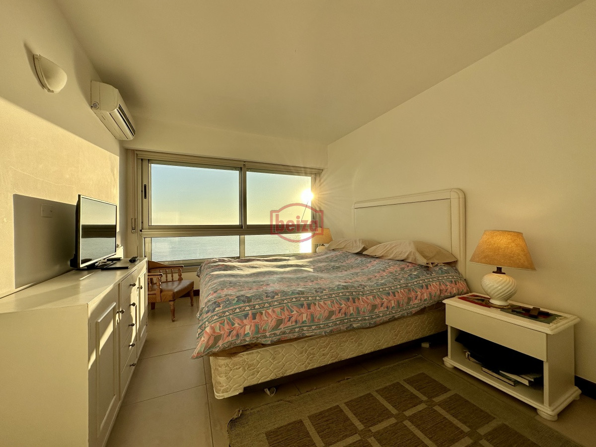 Apartamento ID.165941 - Apartamento en venta y alquiler primera línea de la playa mansa, Punta del Este.