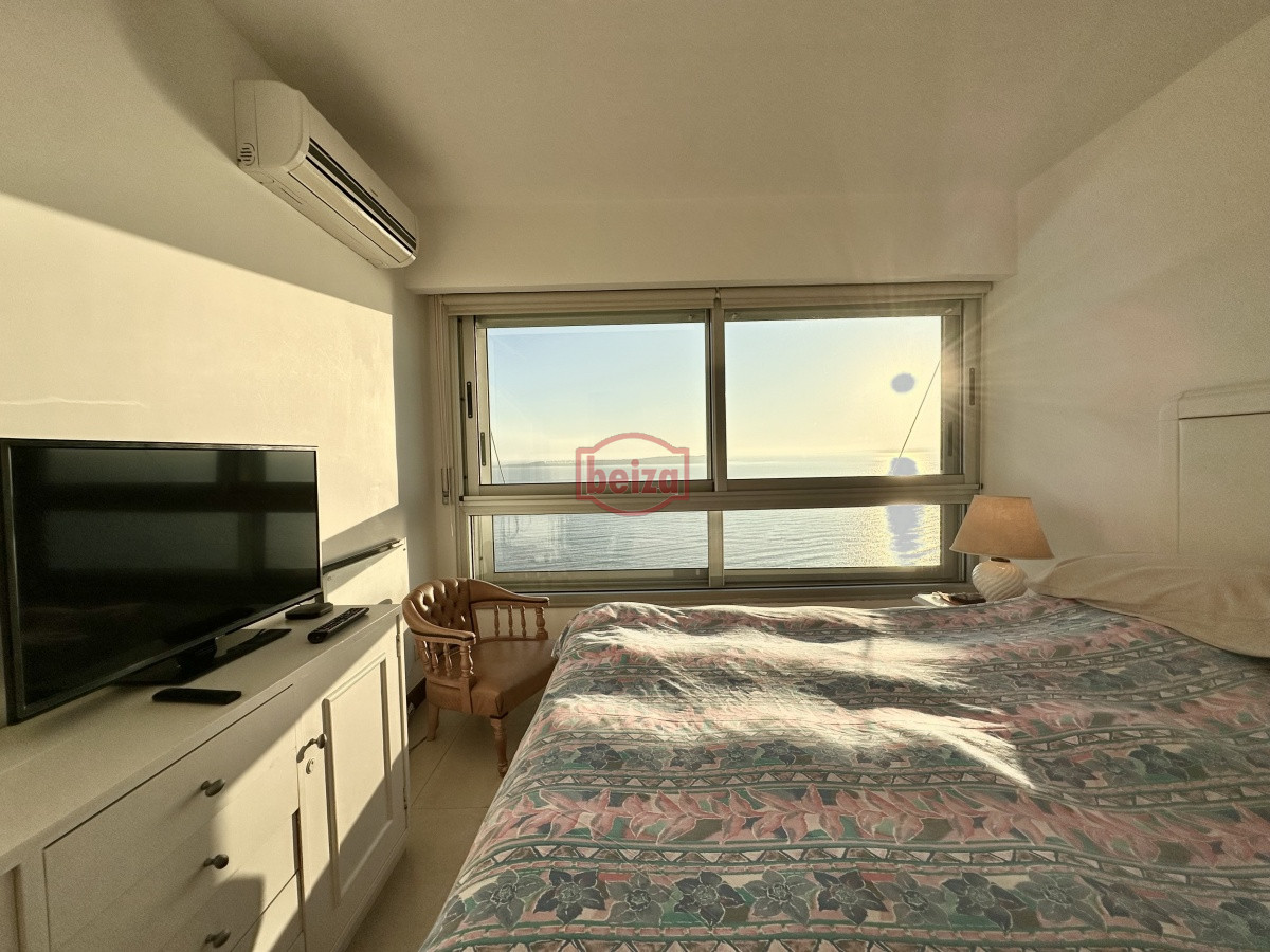 Apartamento ID.165941 - Apartamento en venta y alquiler primera línea de la playa mansa, Punta del Este.