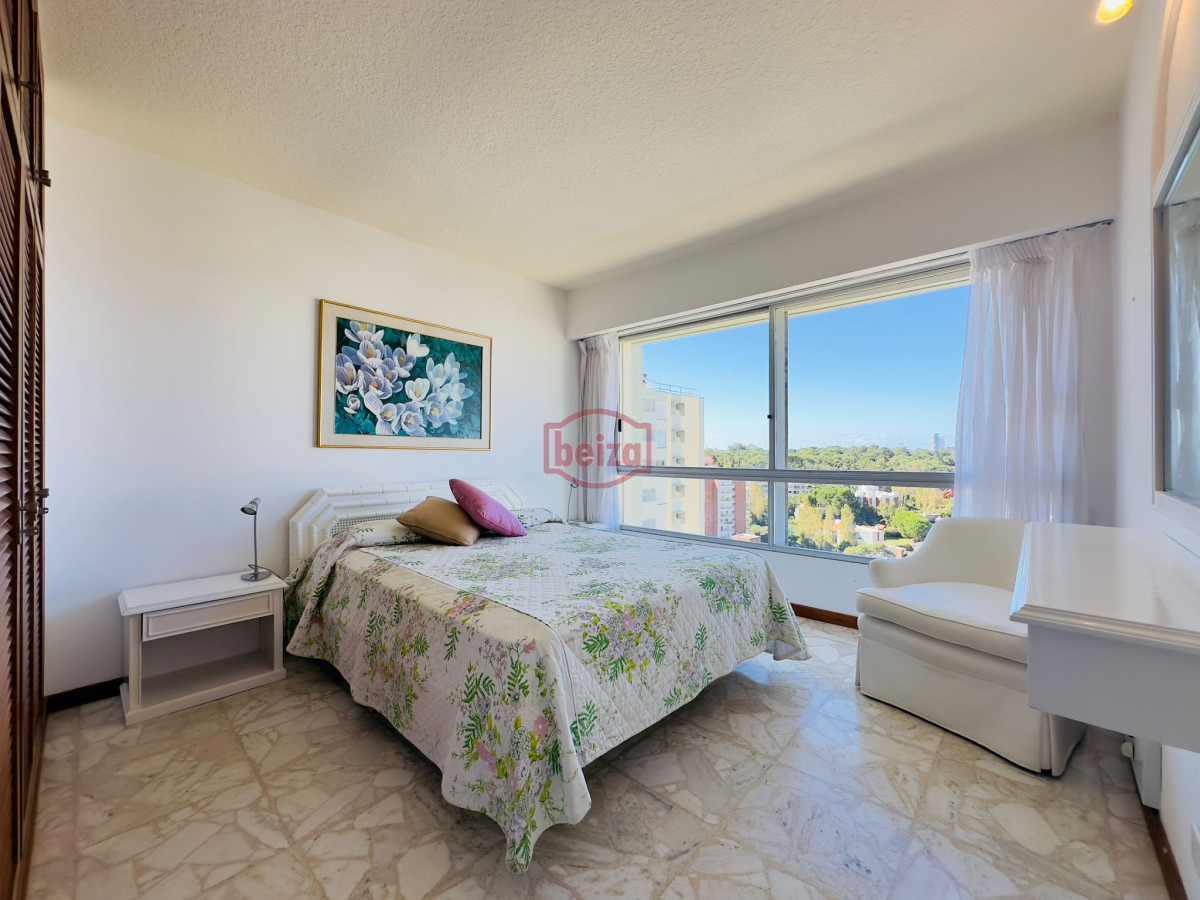 Apartamento ID.165976/Venta-de-apartamento-en-Peninsula,-sobre-el-mar,-Punta-del-Este.- - apartamento en venta y alquiler en playa mansa