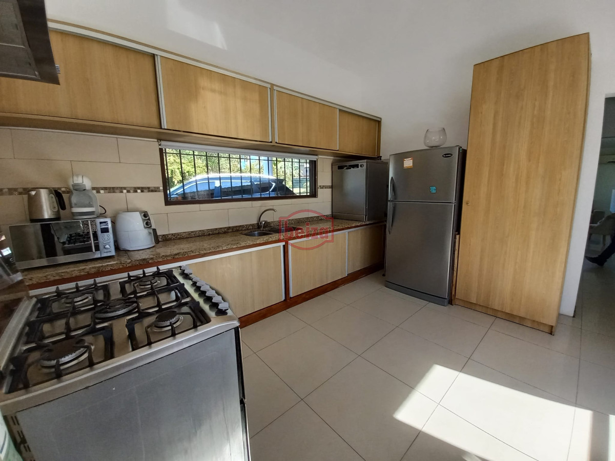 Casa ID.165979/Venta-de-Casa-4-dormitorios-en-Portezuelo,-Punta-del-Este. - Casa de 4 dormitorios en venta en Punta del Este