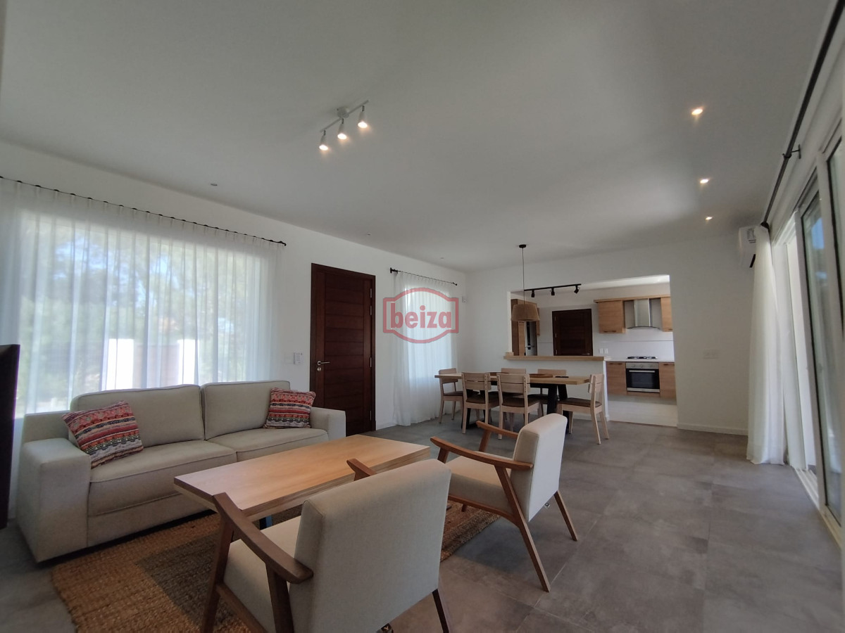 Casa ID.167275/Venta-de-Casa-de-4-dormitorios-en-La-Barra,-Punta-del-Este. - Alquiler y venta de casa de 3 dormitorios en La Barra
